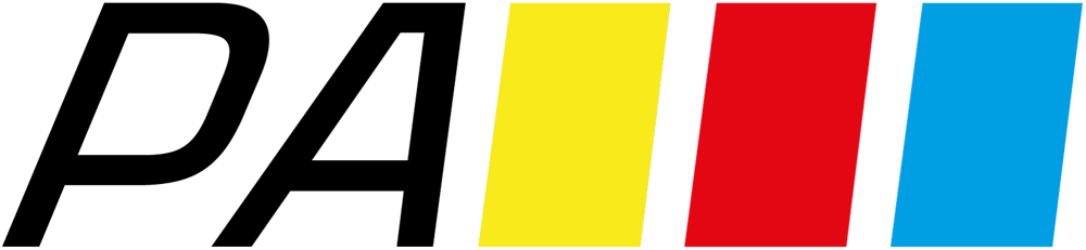 Schwarz-grünes Logo mit den Buchstaben "PA" und drei vertikalen Streifen in Gelb, Rot und Blau.