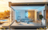 Schnittansicht eines Smart Homes mit Wohnzimmer, Pool im Garten und Heiz-/Kühlsymbol an der Wand.