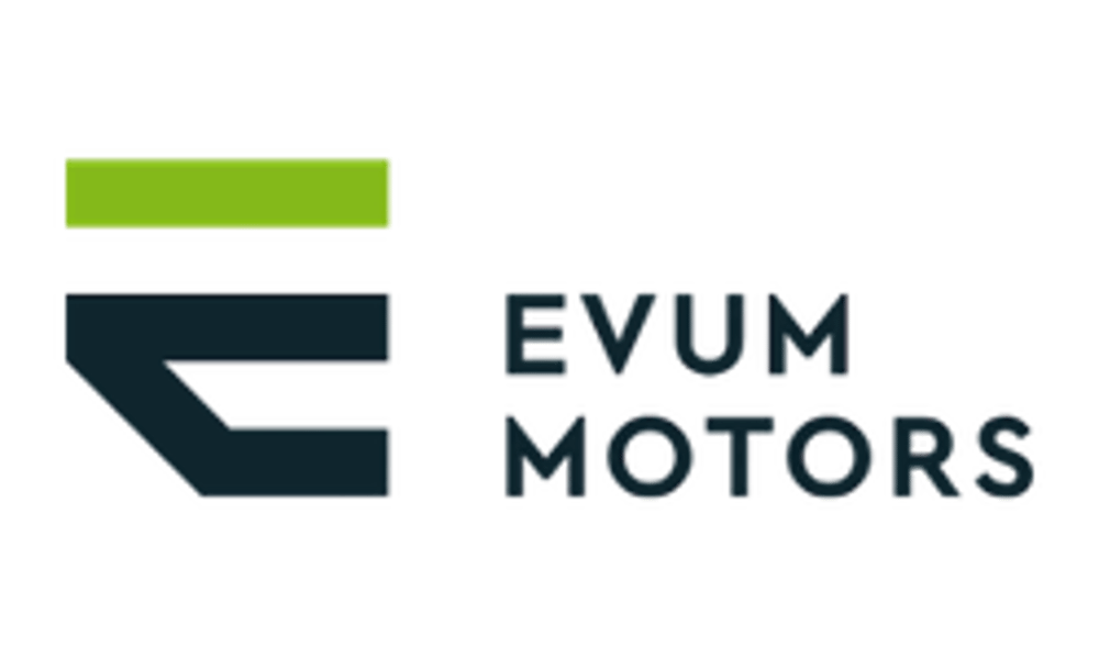 EVUM Motors Logo: Dunkelblaues E mit gelb-grünem Balken darüber, daneben "EVUM MOTORS" in dunklen Buchstaben.