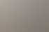 Zwei Männer mit Headsets arbeiten im Büro, einer sitzt am Laptop, der andere steht lächelnd daneben.