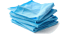 Stapel von fünf gefalteten, hellblauen Mikrofasertüchern auf weißem Hintergrund.