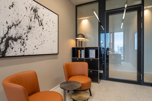 Loungeecke mit Sesseln und Kunst