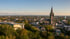 Stadtansicht von Mönchengladbach mit dem Münster St. Vitus und dem Museum Abteiberg bei Sonnenuntergang.