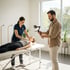 Dreh eines kurzen Recruiting-Videos mit dem Smartphone in einer Physiotherapiepraxis