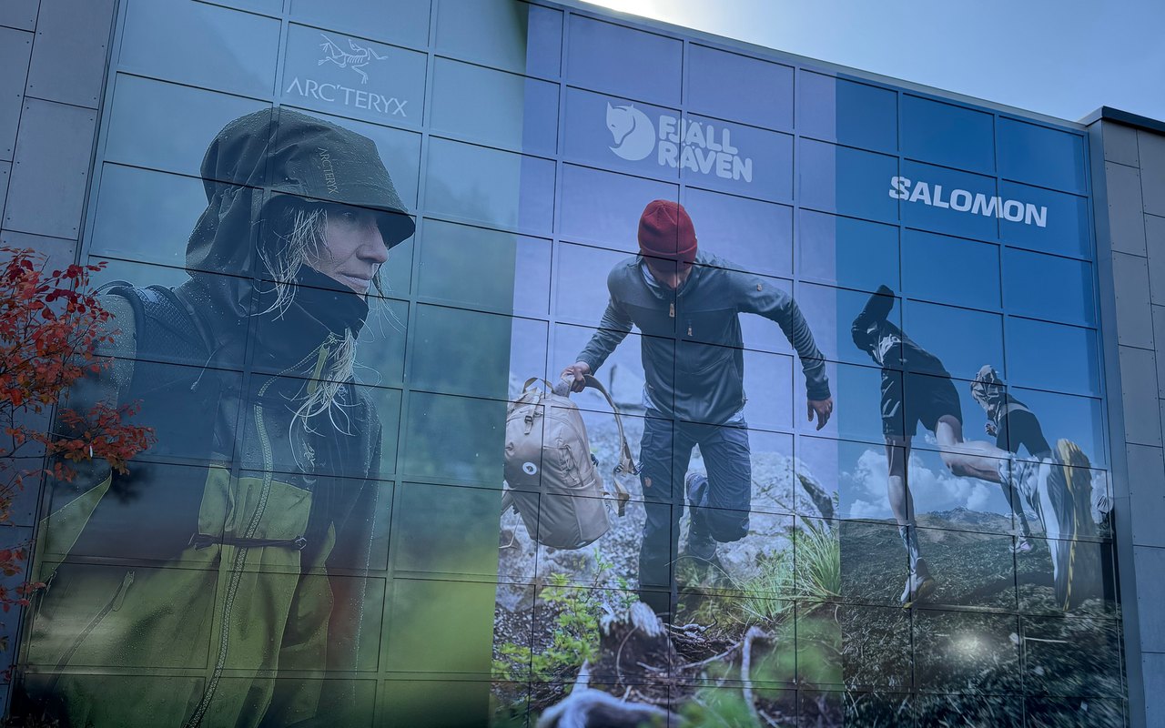Murale grand format installée sur la façade d’un édifice commercial