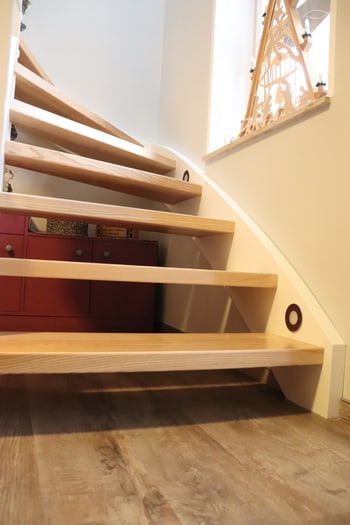 Holztreppe mit rotem Schrank