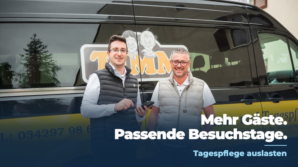Tagespflege auslasten: Christian Wolfram mit Timm-Ansprechpartner vor dem Firmenfahrzeug