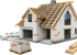Haus im Rohbau mit Dachstuhl aus Holz, Mauersteinen auf einer Palette und Bauplänen auf schwarzem Hintergrund.