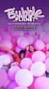 Bubble Planet: Das Erlebnismuseum für alle Sinne, Arena Berlin. Zwei Menschen lachen inmitten rosa und lila Bälle.