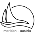 Schwarze Umrisszeichnung eines Segelboots mit einem Bogen und zwei Wellenlinien, darunter "meridan - austria".