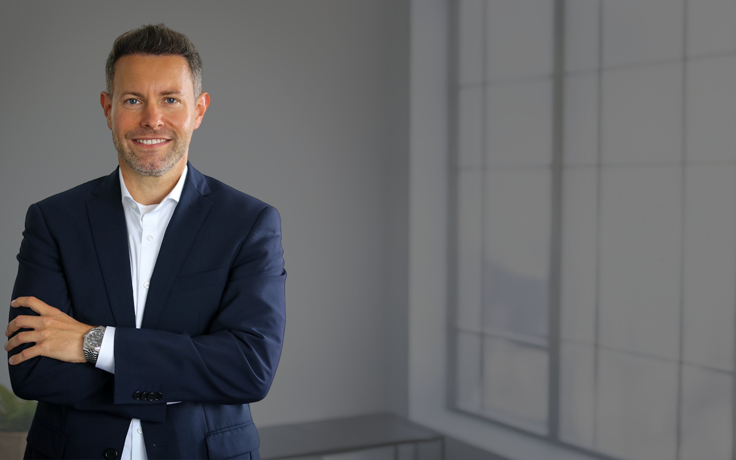 Marcel Mund in einem hellen, modernen Büro