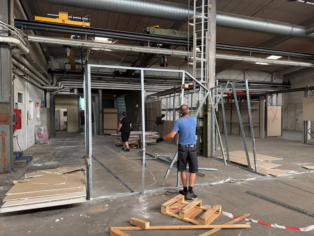 FLEX Team beim Rückbau von Trennwänden und Ständerwerk in einer Halle
