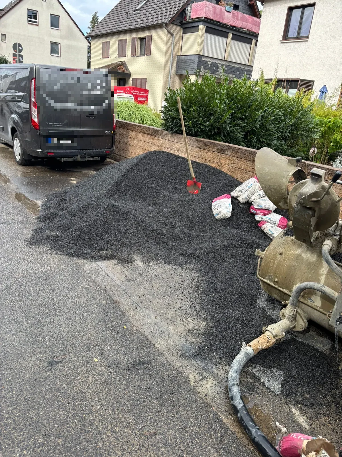 Anlieferung von Splitt und Bindemittel auf der Baustelle