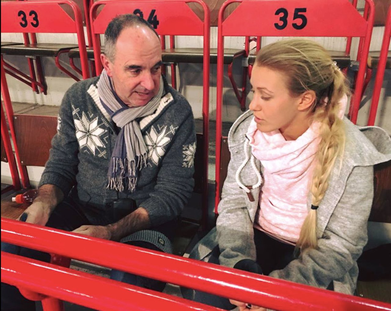 Julia Mayer bei einem ihrer ersten Gespräche mit Trainer Karl Sander