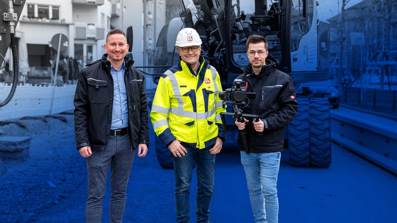 Skyrecords beim Dreh auf einer Baustelle: Kameramann filmt zwei Handwerker vor einem Bagger