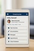 Smartphone mit Blick auf eine Chatt-App für Pflegedienste