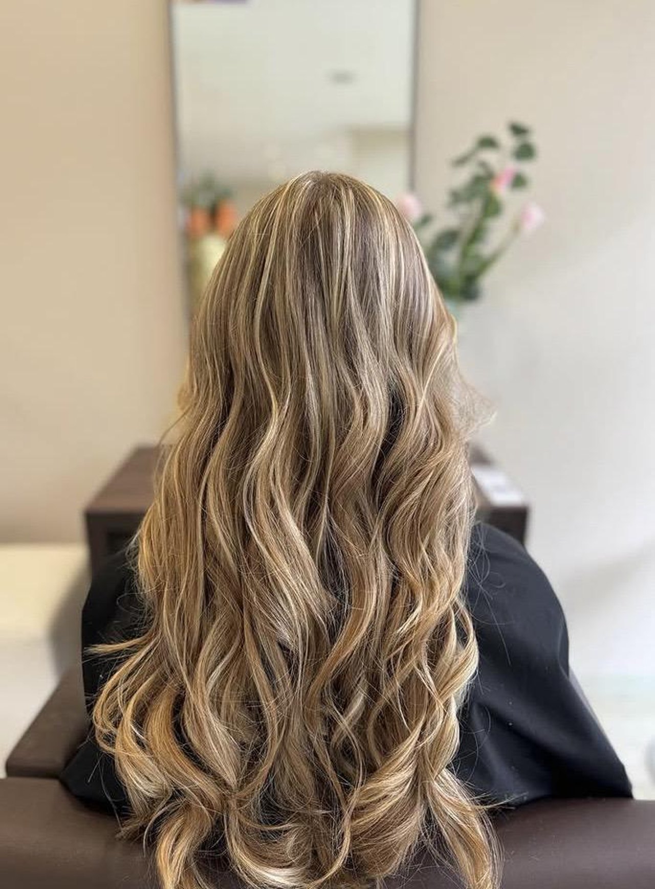 Lange, gewellte Balayage in warmen Blondtönen von hinten, Ergebnis von Haarmoden Junge in Mettmann