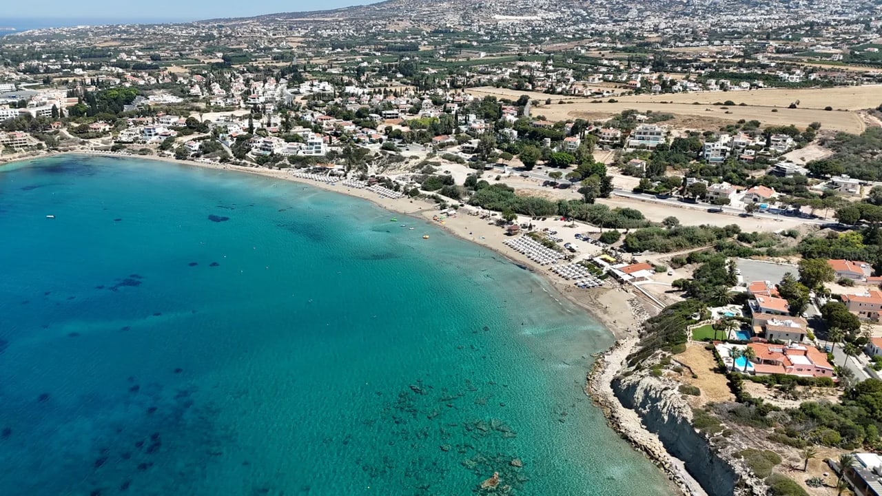 Luftaufnahme des Strands Coral Bay und der umliegenden Bebauung im Bezirk Paphos.