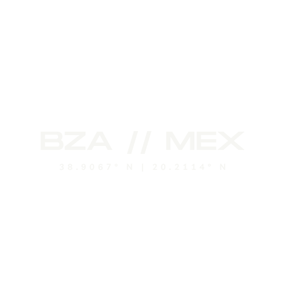 Weiße Schrift auf grünem Hintergrund: "BZA // MEX" und darunter "38.0067° N | 20.2114° N".
