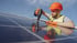 Photovoltaik Fachkraft installiert Solaranlage mit Speicher