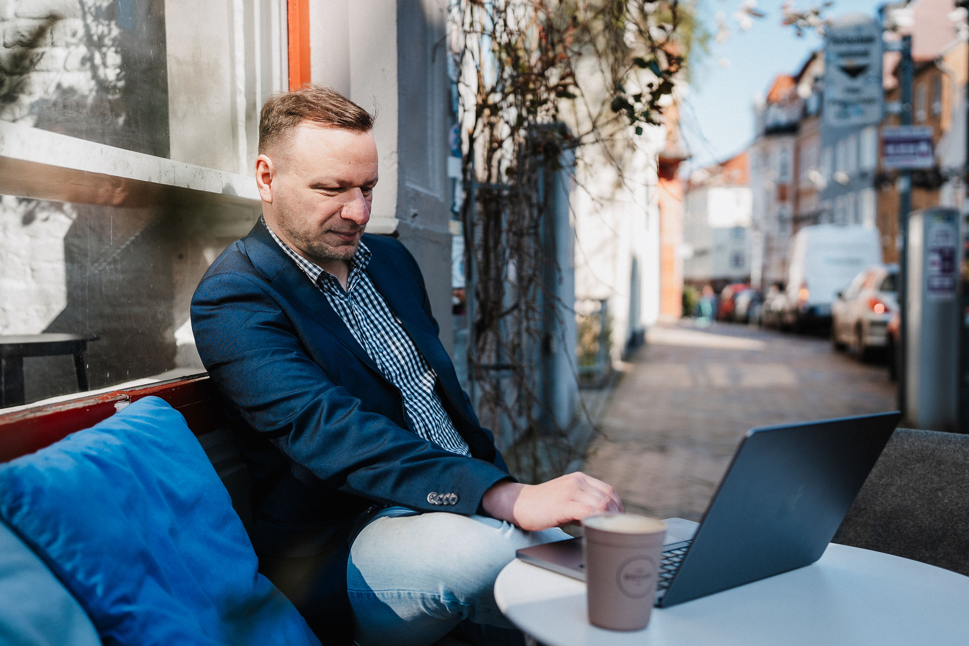 Matthias arbeitet im Café an seinem Laptop