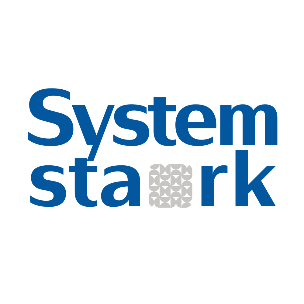 Systemstark-Logo mit orangefarbenem, spiralförmigem Symbol und dem Wort "Systemstark" darunter auf grünem Hintergrund.