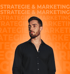 Ein Mann im schwarzen Hemd blickt nach links, vor orangefarbenem Hintergrund mit den Wörtern "STRATEGIE & MARKETING".