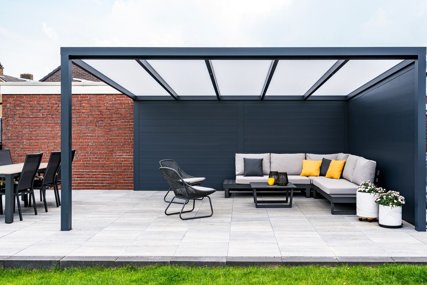 Ribolla freistehend über einer Terrassenlounge