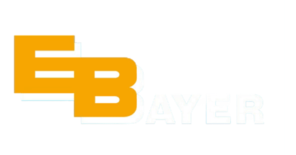 EB Bayer Logo in Orange und Weiß auf dunkelgrünem Hintergrund mit vertikalen weißen Linien.