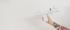 Tätowierter Arm hält eine weiße Hyaluronsäure-Injektionspistole mit der Aufschrift „HYCOOX“.