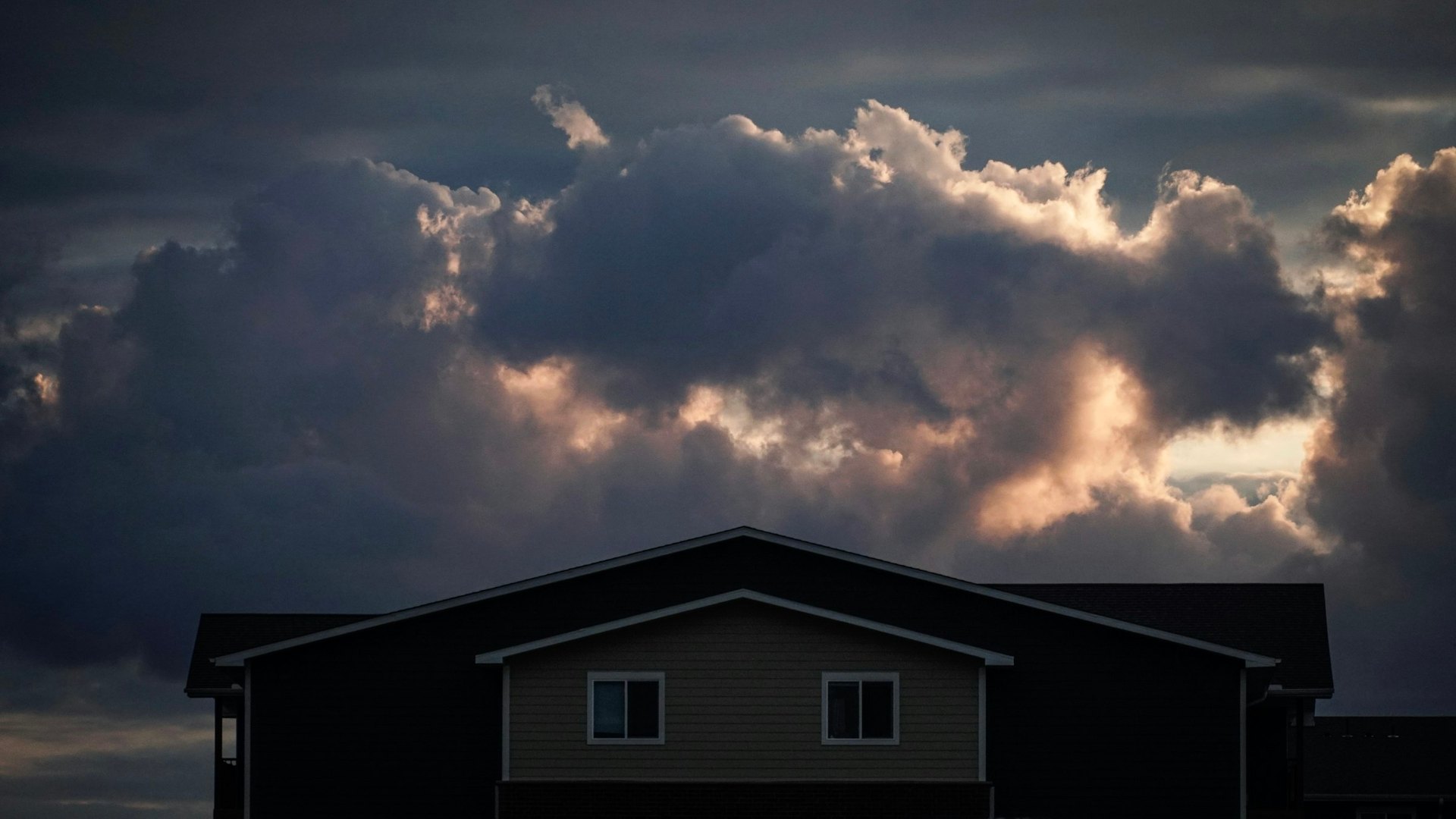 Dunkle Gewitterwolken am Abendhimmel