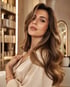 Elegante Frau mit langem, glänzendem Haar durch Premium-Extensions