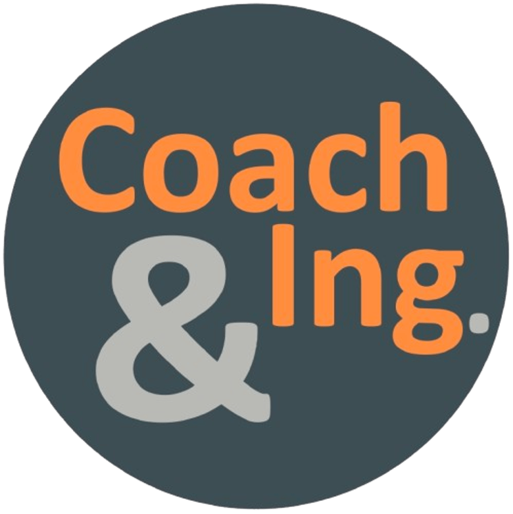 Logo: „Coach & Ing.“ in Orange und Grau auf dunklem Kreis.