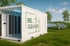 Weißer Container mit "RE. SQUARE" Logo, dahinter Solarpaneele in grüner Landschaft.