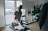 Therapeut macht eine Übung im Trainingsbereich vor