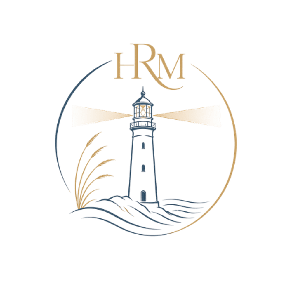 Logo mit dem Schriftzug HRM über einem leuchtenden Leuchtturm an einer Küste mit Wellen und Schilf.