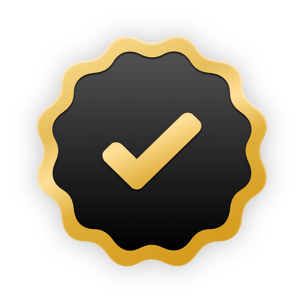 Goldenes Häkchen auf einem schwarzen, gewellten Siegel mit grauem Rand, das Verifizierung oder Genehmigung symbolisiert.