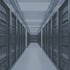 Lange Gänge mit Server-Racks in einem modernen Rechenzentrum in bläulichem Licht.