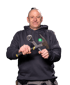 Ein lächelnder Mann in einem grauen Hoodie hält einen Hammer und einen Schraubenschlüssel.