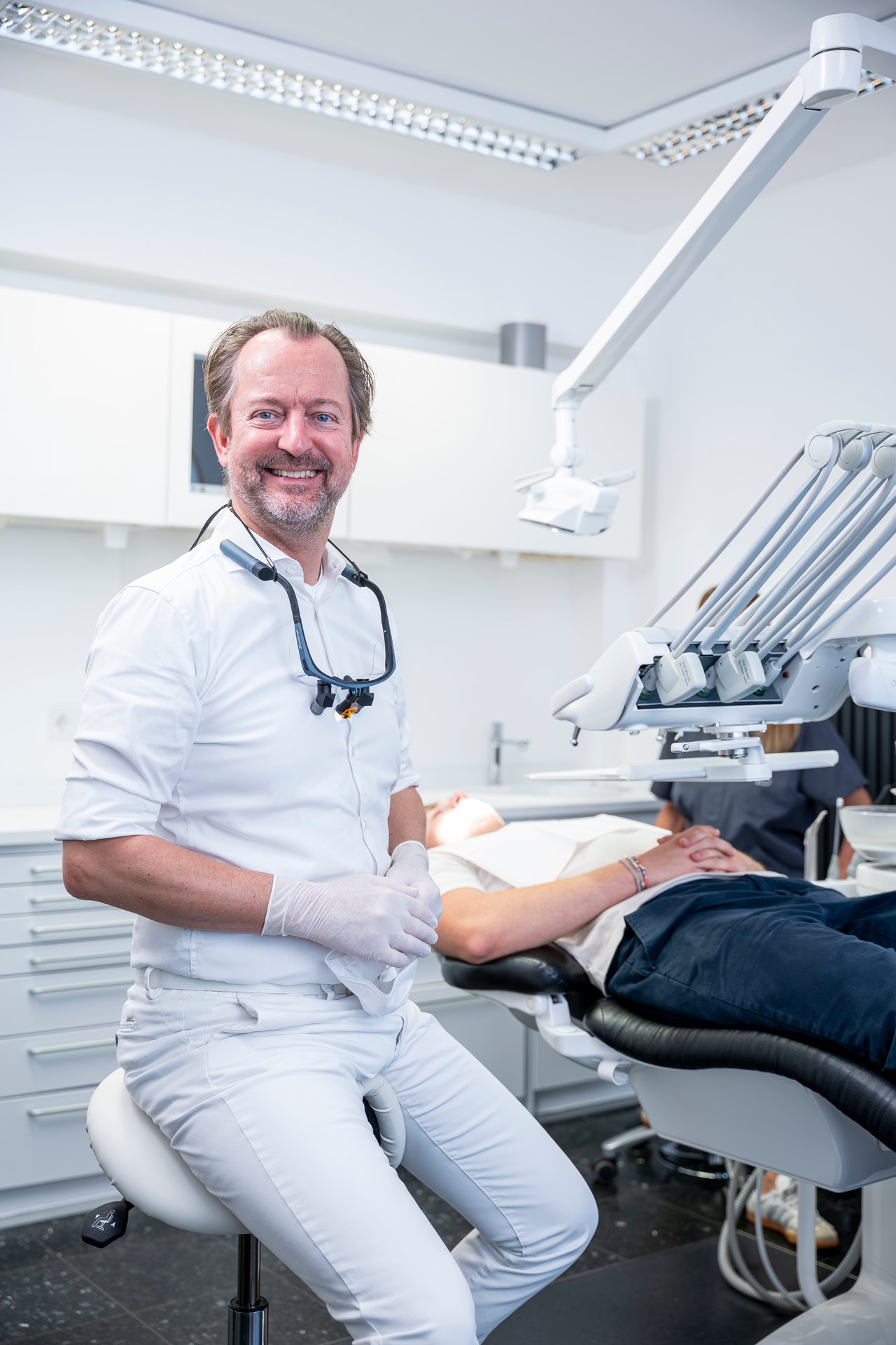 Dr. Klaus im Behandlungszimmer