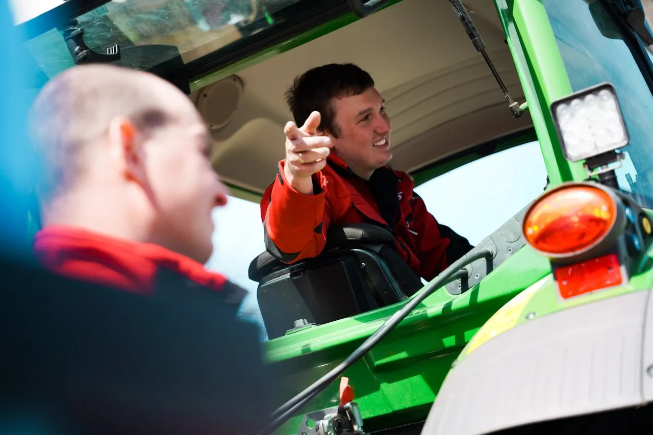 Fahrer in der Kabine des Traktors