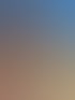 Eine Frau mit blondem Haar lächelt neben dem braunen Pferd mit Halfter vor blauem Himmel.