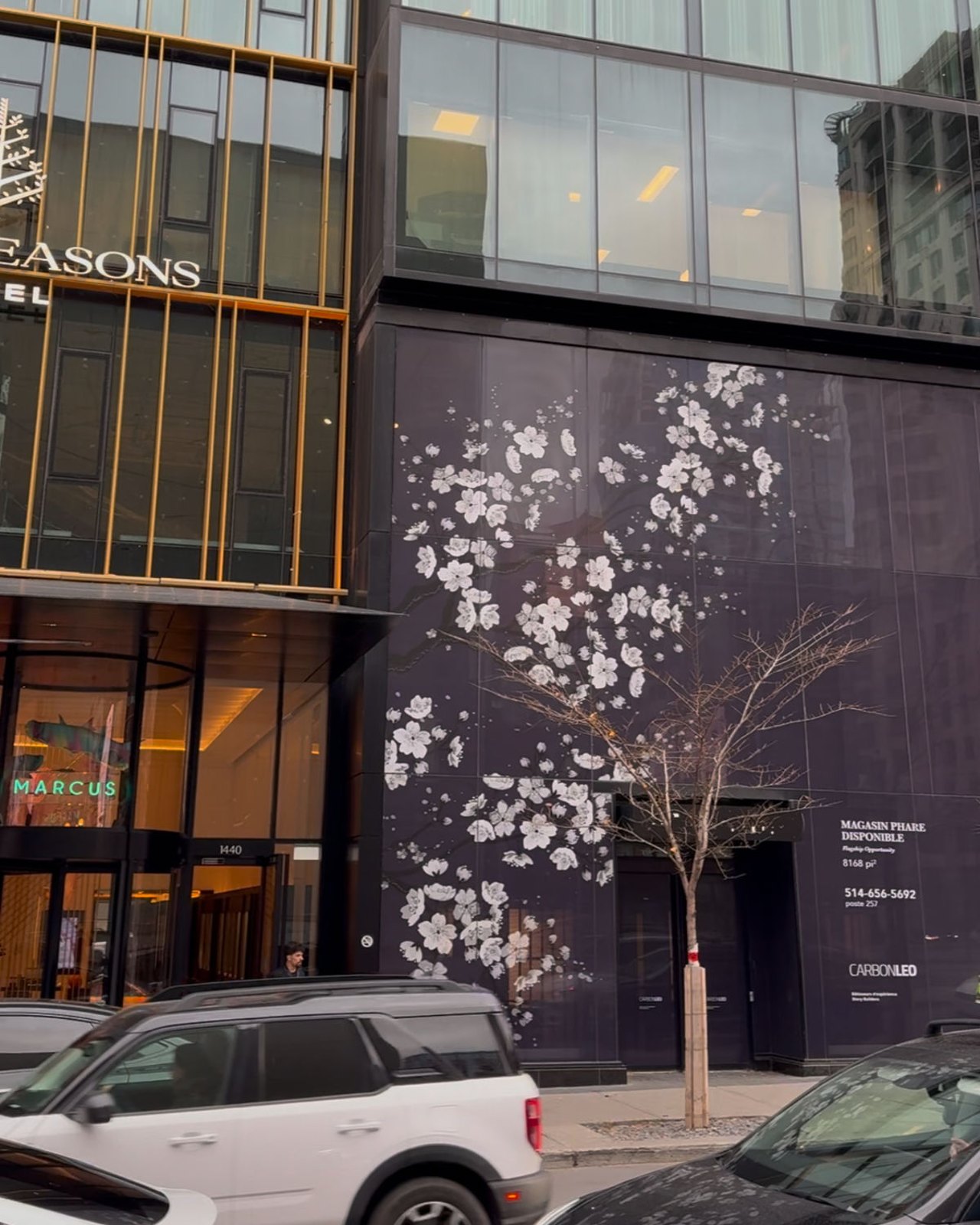 Installation d’affichage grand format sur une façade d’édifice