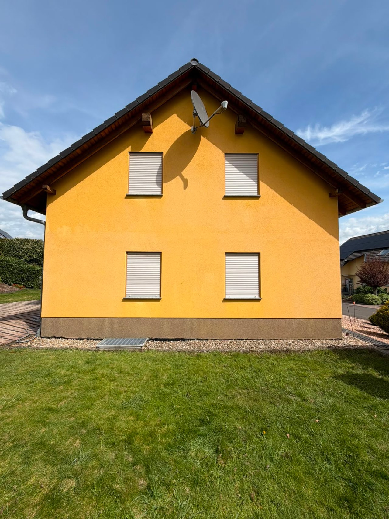 Dieselbe Fassade nach der professionellen Fassadenreinigung