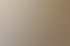 Ein beiger Raum mit dem blauen „nakedd“-Logo an der Wand, einem beigefarbenen Sofa und einem Marmorbeistelltisch.