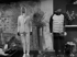 Schaufensterpuppen im sportlich-eleganten Outfit vor Backsteinwand im Tschui-Showroom
