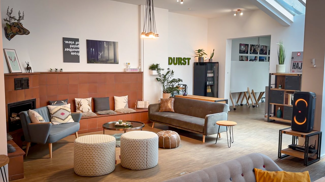 Lounge mit Sofa und Sitzhockern in der Heldraumstation Hannover