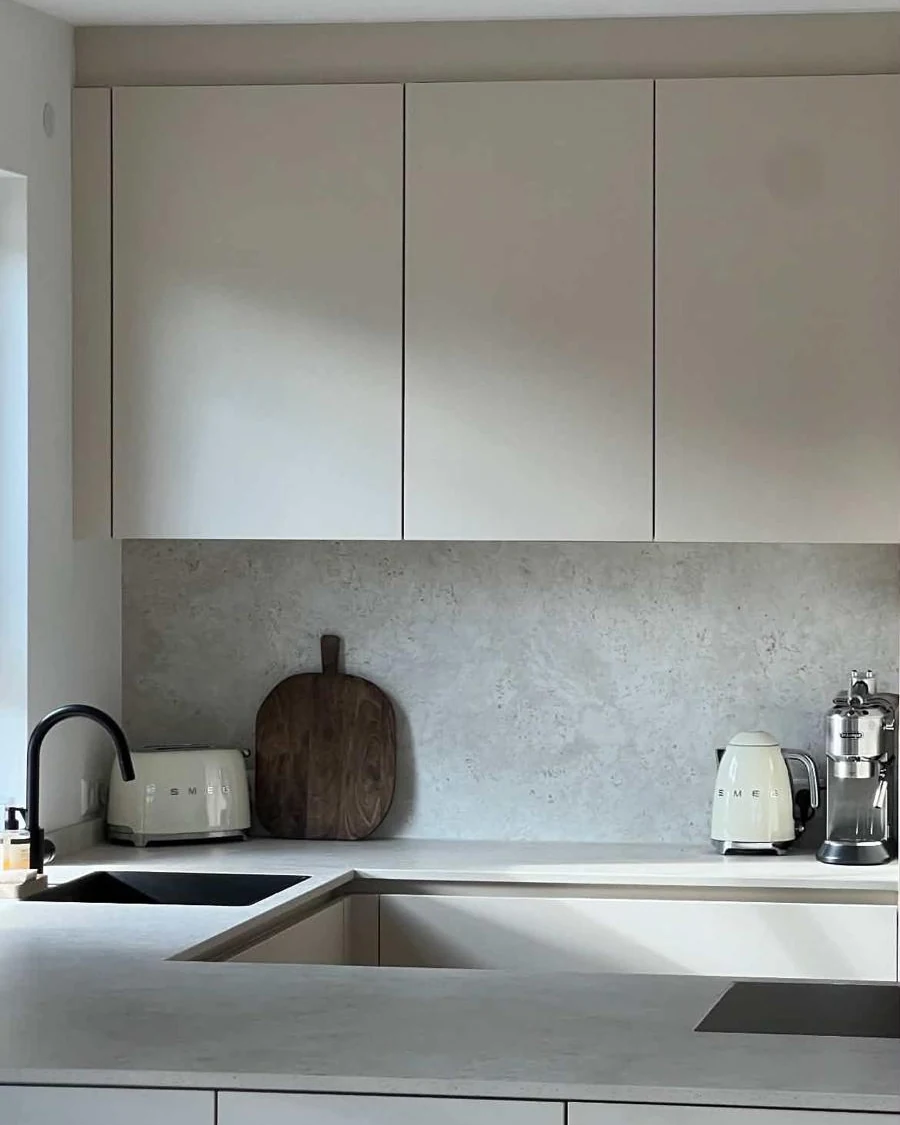 Spülbereich mit schwarzer Armatur und Rückwand aus demselben Dekton wie die Arbeitsplatte