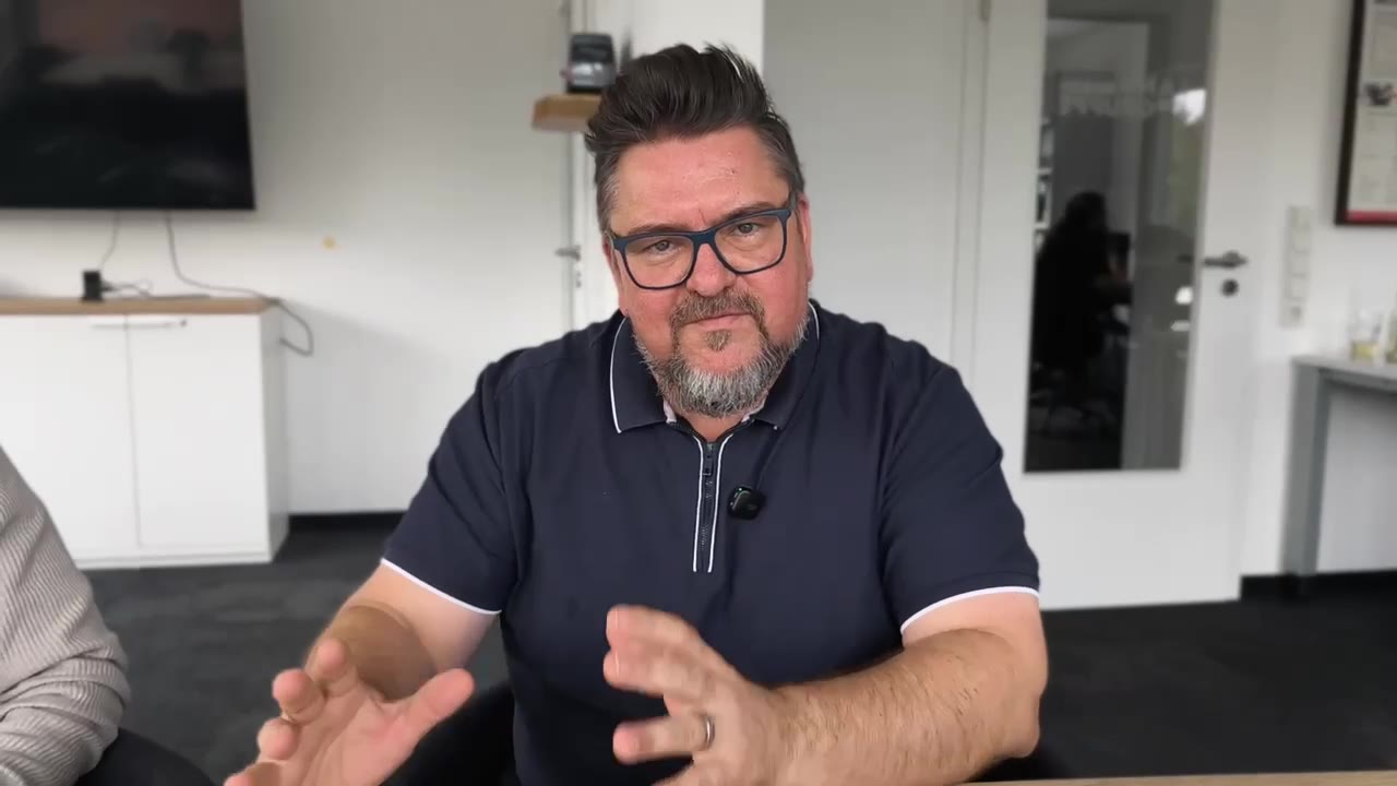 Standbild aus dem Erklärvideo: Doron Lang im Besprechungsraum