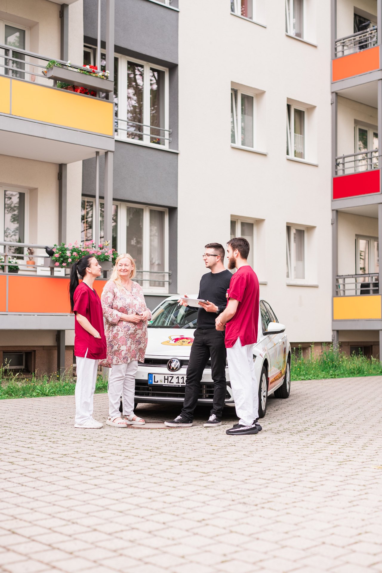 Team vor Fahrzeug